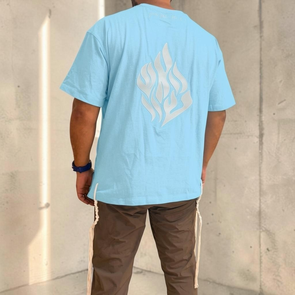 Détail du flame doré brodé sur le t-shirt tsitsit Tehelet NAHAL
