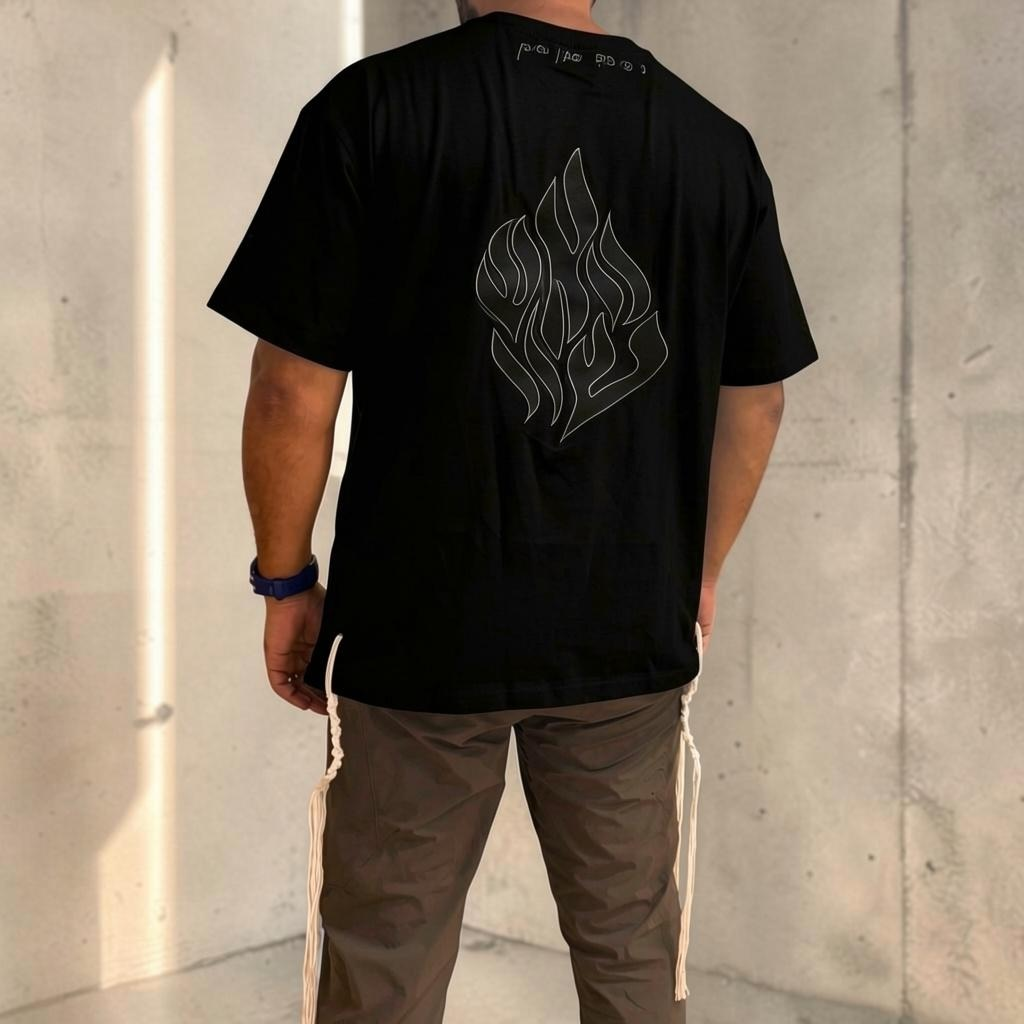 Détail du flame ton sur ton du t-shirt tsitsit noir NAHAL