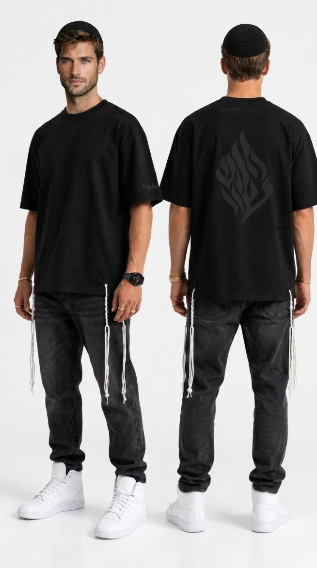 T-shirt tsitsit Black to Black NAHAL porté par un modèle — flame noir brodé ton sur ton, vue avant et arrière, oversize avec tsitsit