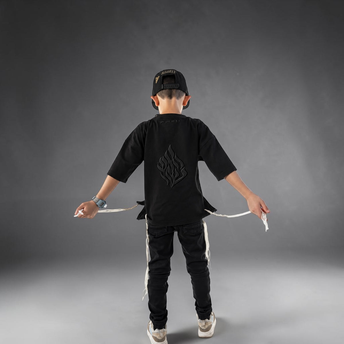 Dos du t-shirt tsitsit enfant noir NAHAL avec logo flame brodé ton sur ton