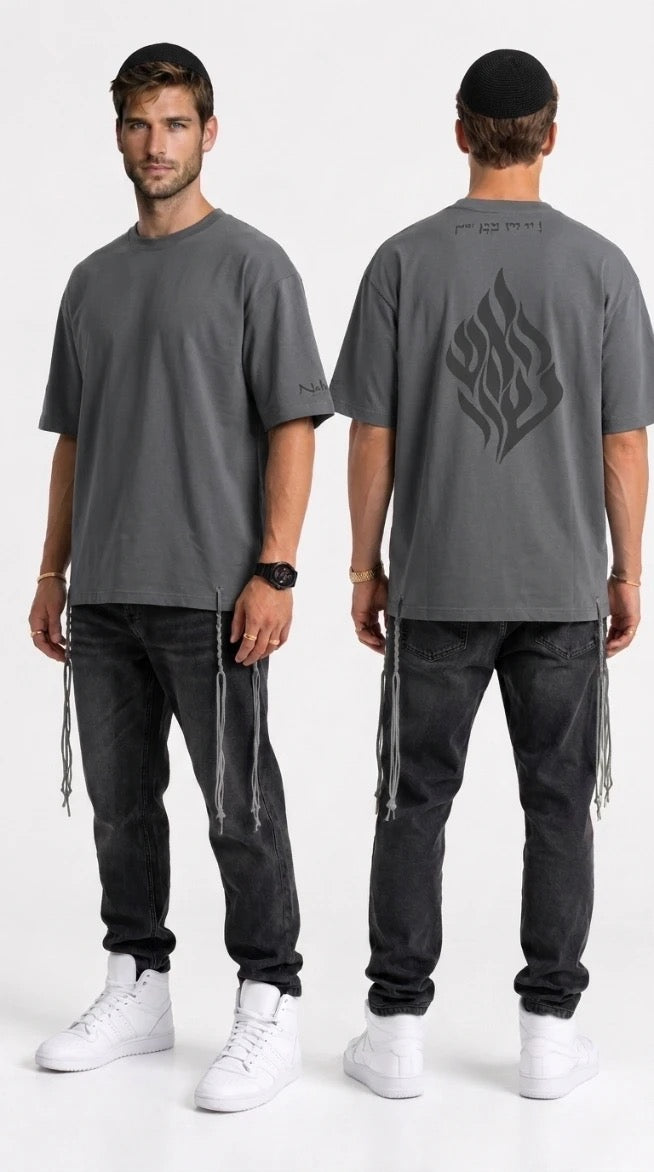 T-shirt tsitsit gris foncé NAHAL porté par un modèle — vue avant et arrière, flame brodé ton sur ton, oversize avec tsitsit